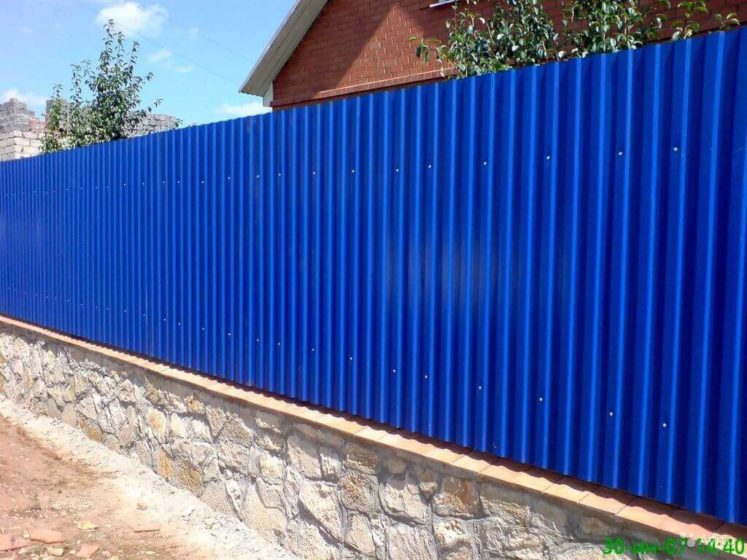 Синий забор из профнастила
